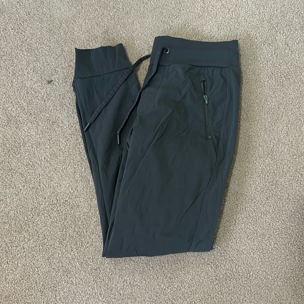HEADLANDS HYBRID MID RISE JOGGER: Women’s 6T Athleta Joggers.